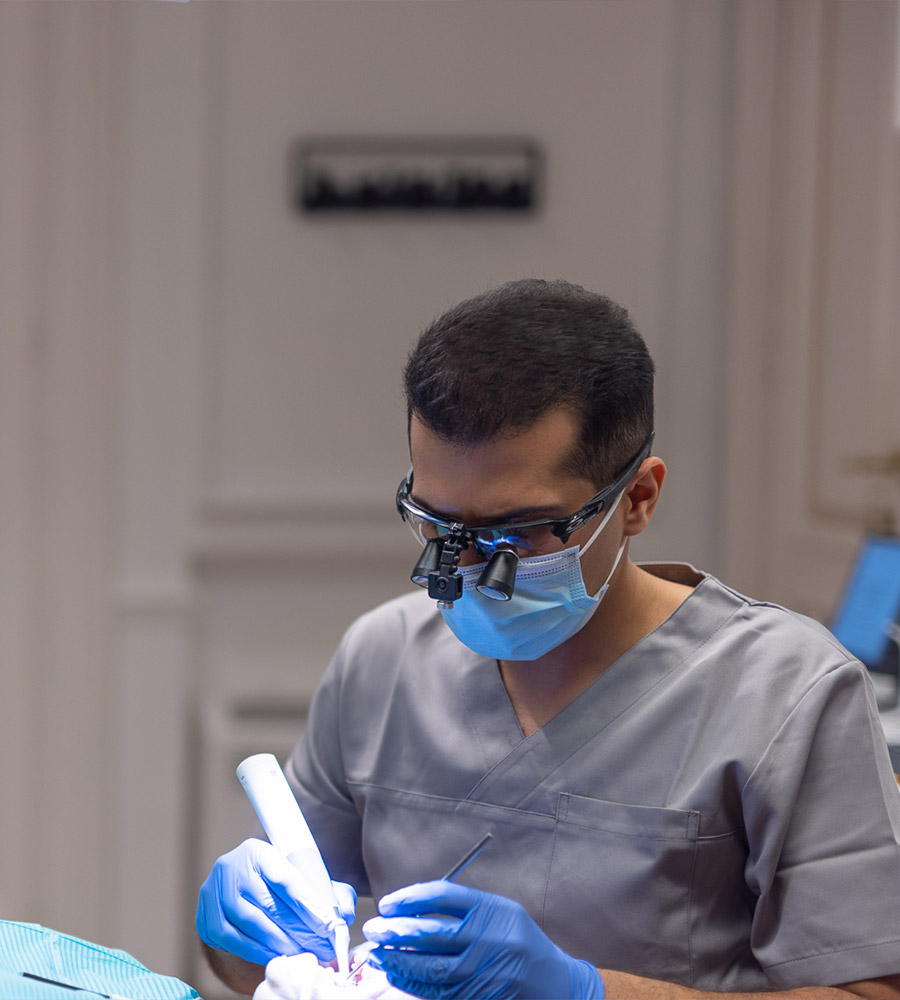 Een pati&euml;nt wordt gecontroleerd in de tandartsstoel tijdens een afspraak.